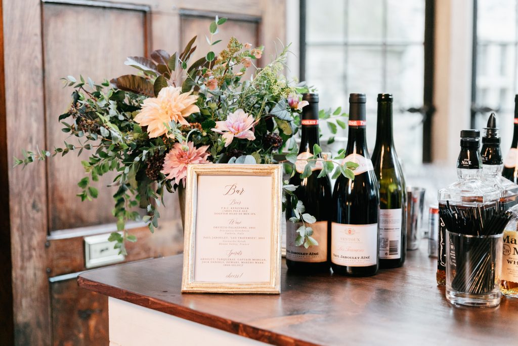 Parque at Ridley Creek Wedding | Philadelphia | Flowers on the bar with the signature drink sign | Photo by Emily Wren Photography | Flowers by Love 'n Fresh Flowers