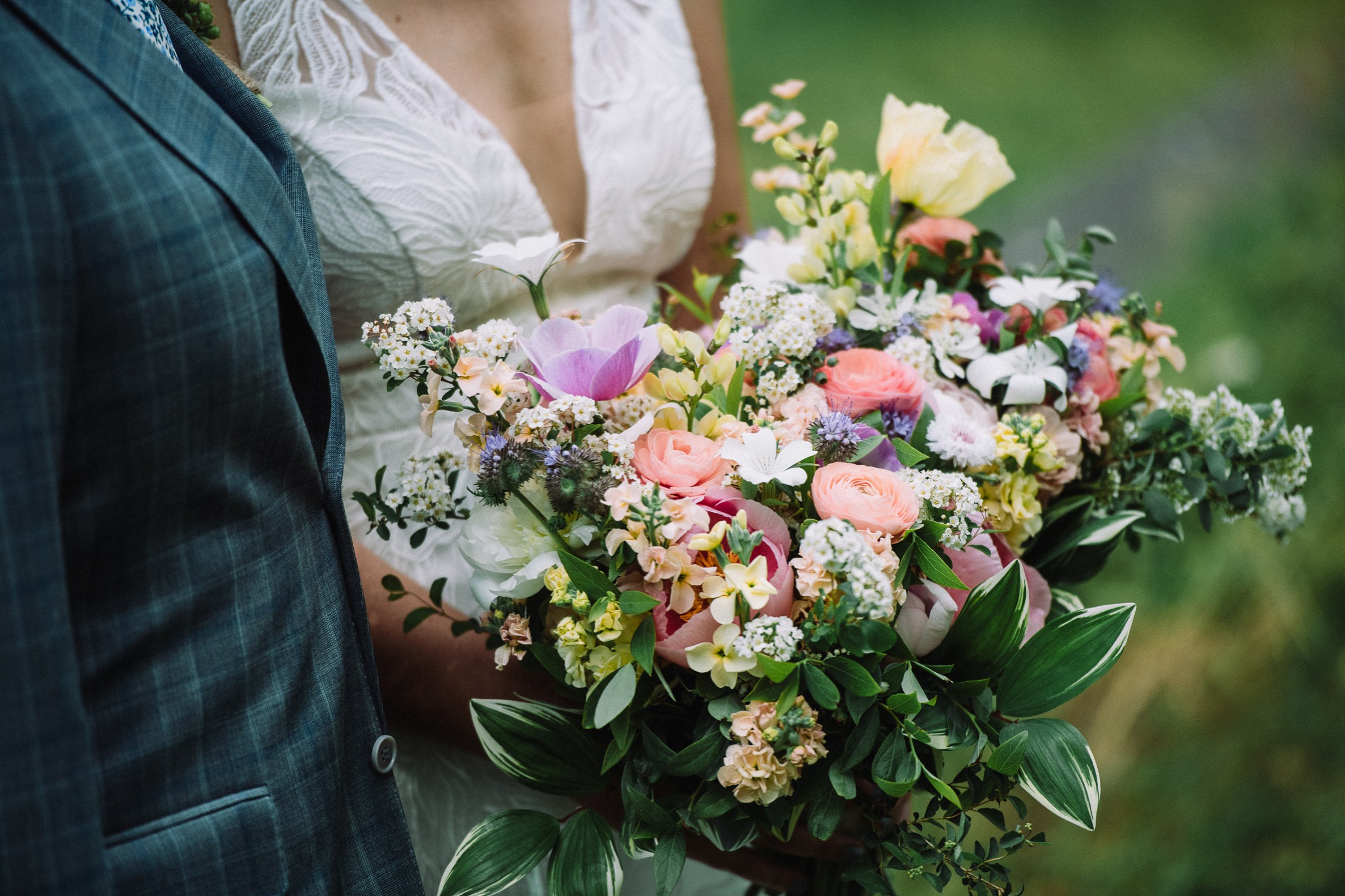 Весенний букет невесты, разработанный Love 'n Fresh Flowers для свадьбы в The Woodlands в Филадельфии | Фото Нины Лили Фотография